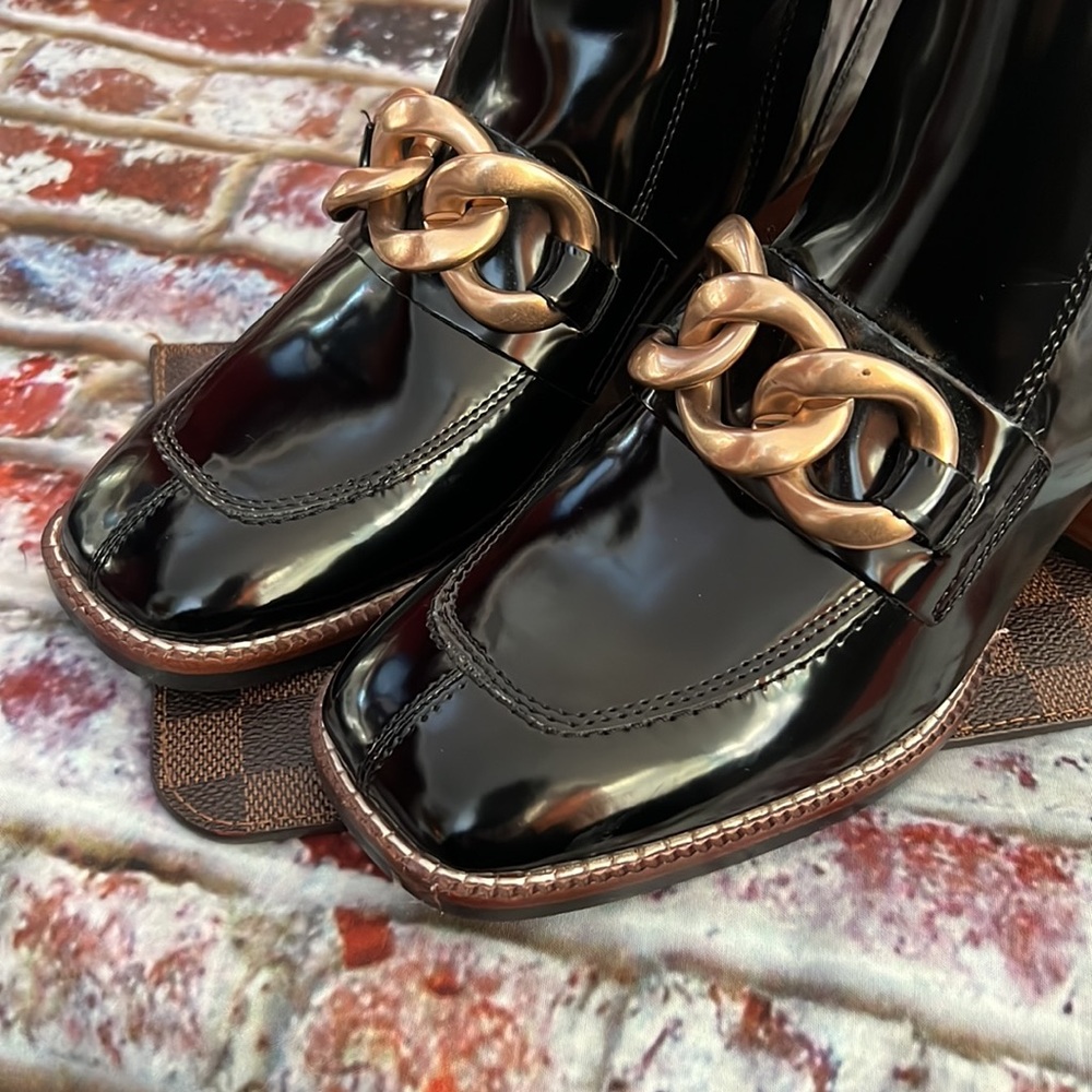 Steve Madden black patent leather with large top stitching and soft gold buckle - Picture 3 of 8